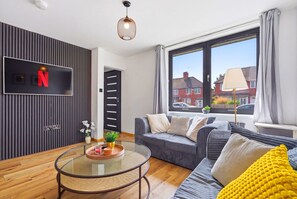 Living area - Comfy Spacious 3Br J7 M6 M5 between Walsall & Bham (Birmingham)