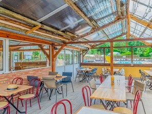 Outdoor dining - Cozy chalet, pets allowed - 6 guests (Arras-sur-Rhône)