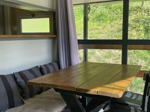 Outdoor dining - Cozy chalet, pets welcome - 4 guests (Arras-sur-Rhône)