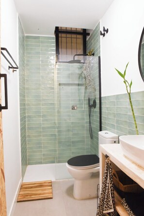 Een douche, een haardroger, een bidet, handdoeken
