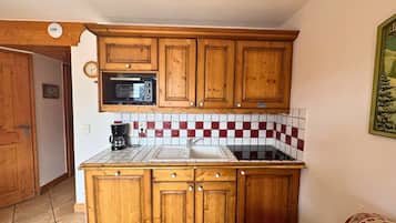 Fridge, microwave, dishwasher, coffee/tea maker