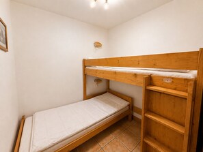 A bunk bed with a wooden frame and a single mattress. - Comfortable apartment with clear view - 4 guests (Les Menuires)