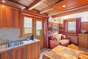 TV - Baita sulle Alpi Holiday Home: Mountain View, Garden, Terrace, Barbecue & Wi-Fi (Livigno)