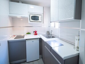 Fridge, microwave, coffee/tea maker, toaster - Central renovated studio - Stay in Granada (Granada)