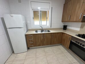 Fridge, microwave, oven, coffee/tea maker - Family apartment in Torredembarra - 4 guests (Torredembarra)