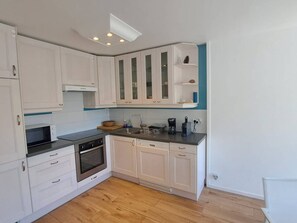 Fridge, microwave, oven, stovetop - Apartment with sea view - 4 guests (Carnac)