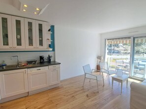Fridge, microwave, oven, stovetop - Apartment with sea view - 4 guests (Carnac)