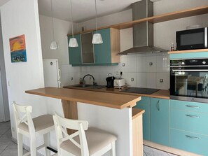 Microwave, oven, stovetop, dishwasher - Apartment with terrace between center & ocean - 5 guests (Capbreton)