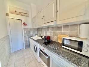 Frigorifero, microonde, forno, piano cottura