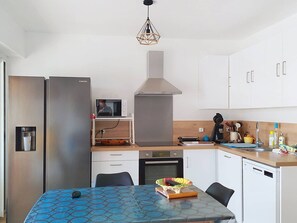 Microwave, oven, stovetop, dishwasher - Air-conditioned apartment, sea view - 5 guests (Bormes-les-Mimosas)