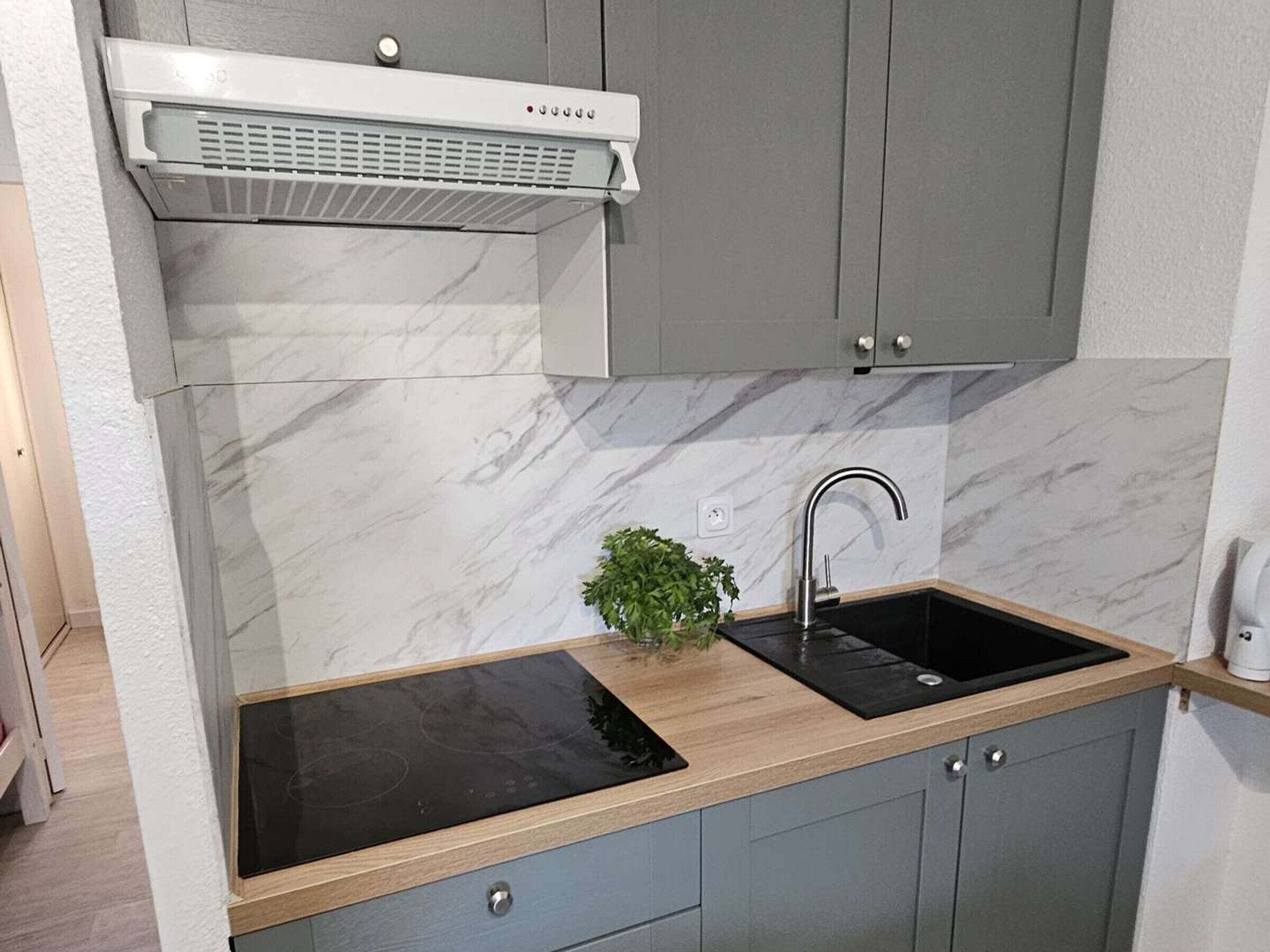 Réfrigérateur, four à micro-ondes, surface de cuisson