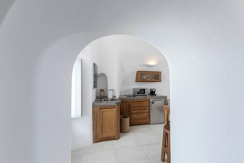 Pura Vida Cave House