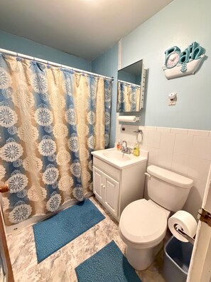 Towels, soap, toilet paper - Move-In Ready 2BR Apartment – Clean, Cozy & Conveniently Located (Brooklyn)