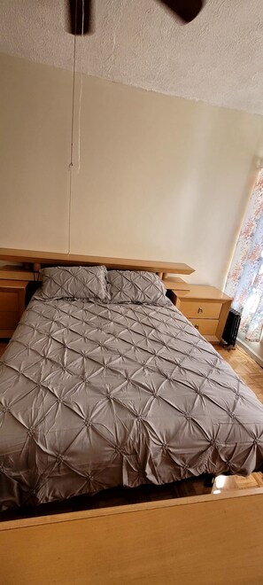 2 bedrooms, iron/ironing board, WiFi, bed sheets - Move-In Ready 2BR Apartment – Clean, Cozy & Conveniently Located (Brooklyn)