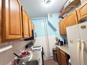 Private kitchen - Move-In Ready 2BR Apartment – Clean, Cozy & Conveniently Located (Brooklyn)