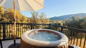 A hot tub on an outdoor deck with a view of a hilly landscape. - Retreat in Beira Interior, private outdoor jacuzzi, AC and breakfast!!! (Telhado)