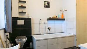 Shower, hair dryer, towels - Cozy Holiday Apartment for 5 Guests (85 m²) in Breitenberg (Breitenberg)