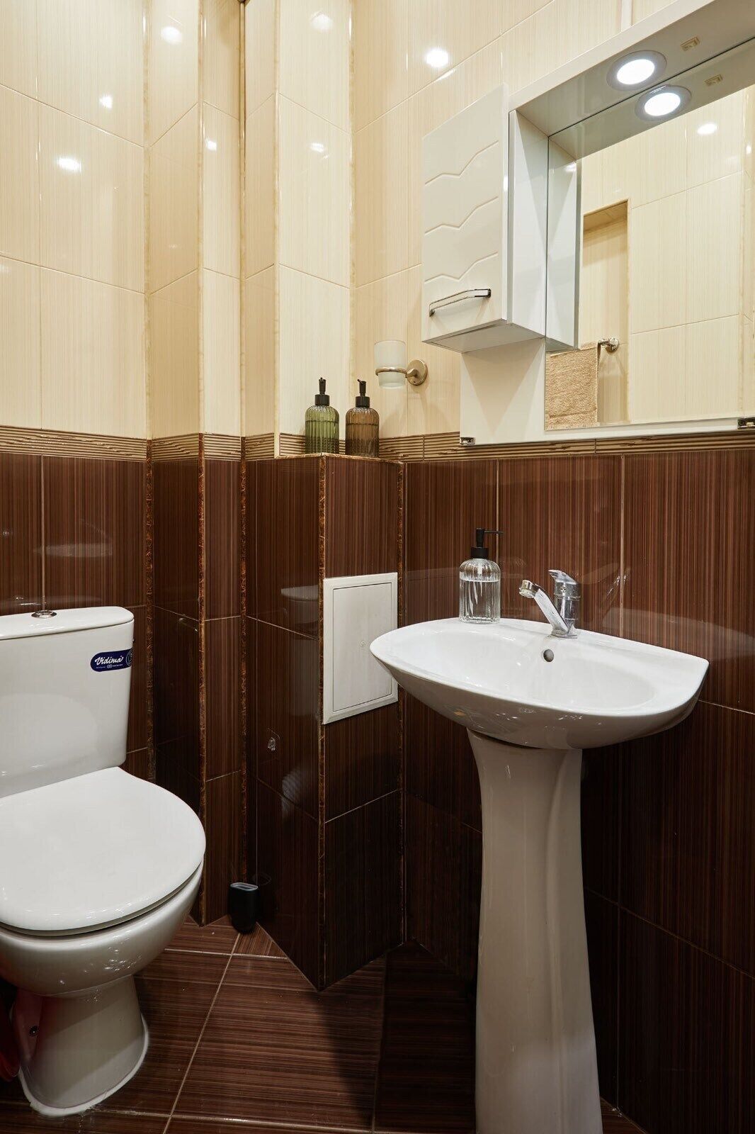 Sèche-cheveux, serviettes fournies, savon, papier toilette