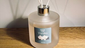 Eine Flasche 'Fresh Time Vanilla' mit einem Etikett, das 200ml angibt, auf einer Holzoberfläche platziert.