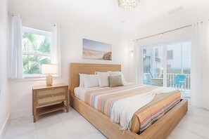 4 bedrooms, desk, iron/ironing board, travel cot - The Salty Palm l Pool l Walk to DNTN (St. Augustine)
