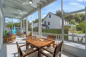 Outdoor dining - The Salty Palm l Pool l Walk to DNTN (St. Augustine)
