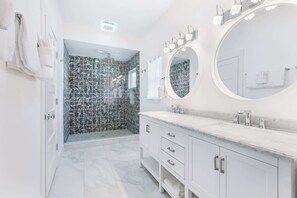 Shower, hair dryer, towels, shampoo - The Salty Palm l Pool l Walk to DNTN (St. Augustine)