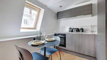 Estudio | Cocina privada | Refrigerador con congelador, microondas, horno y parrilla de estufa