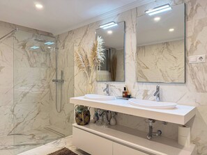 Casa, vários quartos, piscina particular | Banheiro