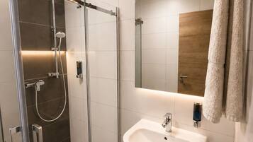 Dusche, Haartrockner, Handtücher, Seife