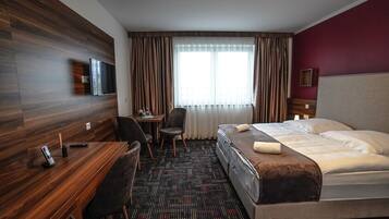 Deluxe Double Room | Desk, blackout drapes, iron/ironing board, free WiFi