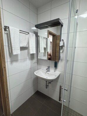 Shower, hair dryer, towels, soap - Zenith Hotel Frankfurt Airport  (Kelsterbach)