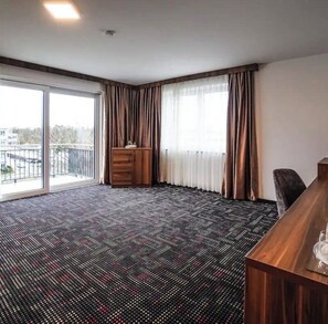 Deluxe Suite | Desk, blackout curtains, iron/ironing board, free WiFi - Zenith Hotel Frankfurt Airport  (Kelsterbach)
