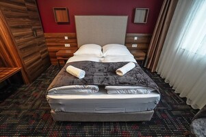 Quarto casal luxo | Escrivaninha, cortinas blackout, ferros/tábuas de passar roupa