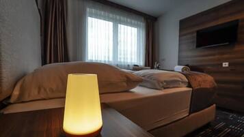 Deluxe Single Room | Desk, blackout drapes, iron/ironing board, free WiFi