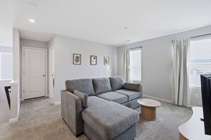 Hus - flere senge - terrasse - udsigt til have (The Creation Station) | Opholdsområde