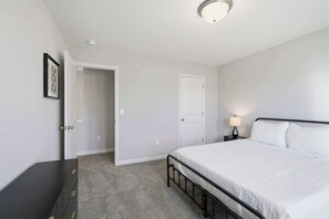 Hus - flere senge - terrasse - udsigt til have (The Creation Station)