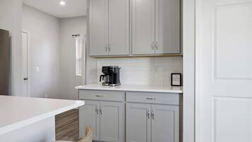 House, Multiple Beds, Patio, Garden View (The Creation Station) | Private kitchen