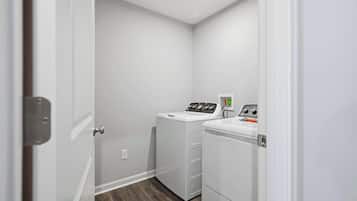 Casa, varias camas, patio, vista al jardín (The Creation Station) | Lavandería