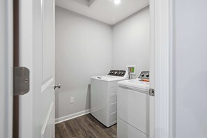 Hus - flere senge - terrasse - udsigt til have (The Creation Station) | Vaskeri