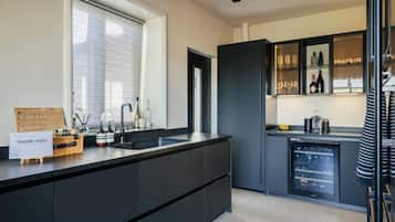 Coffee/tea maker, fridge, microwave, oven