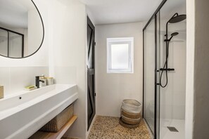 Shower, towels, soap, toilet paper - Luxury spacious detached villa with private pool, large terrace and 7 bedrooms! (Gata de Gorgos)