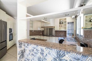 Fridge, microwave, oven, dishwasher - Villa d’exception • Vue mer panoramique • Antibes (Antibes)
