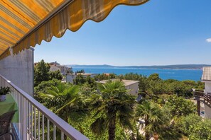 Property grounds - Very nice studio apartment with sea view, balcony & parking space (Crikvenica)