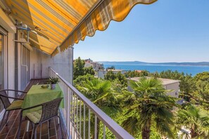 Outdoor dining - Vrbo Property (Crikvenica)