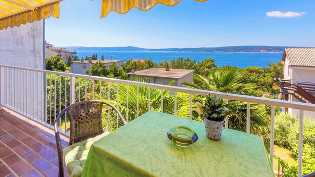 A balcony with a table, chairs, and a view of the sea. - Very nice studio apartment with sea view, balcony & parking space (Crikvenica)