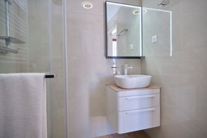 Dusche, Haartrockner, Handtücher, Toilettenpapier