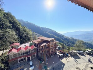 Premium tweepersoonskamer, uitzicht op bergen | Uitzicht vanuit de kamer