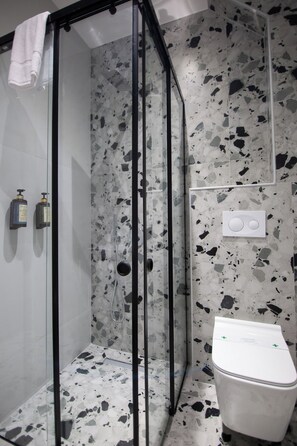 Haartrockner, Handtücher, Seife, Toilettenpapier