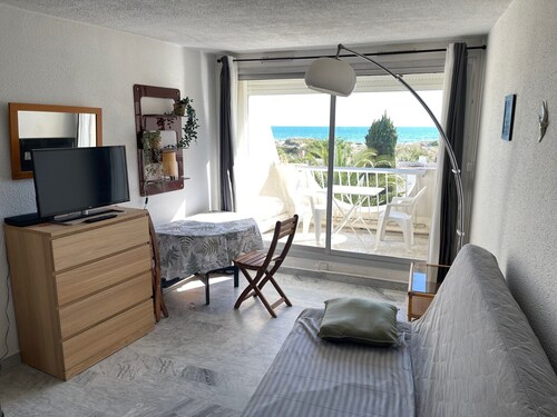 Front-line La Grande Motte studio with sea and pool view