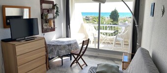 Front-line La Grande Motte studio with sea and pool view